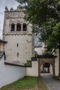 Der Glockenturm der katholischen Kirche